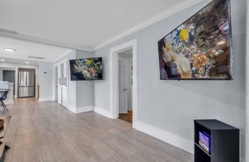 St. Petersburg House | Chic 3 Bedroom 3 Bathroom Grand Central Bungalow