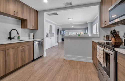 St. Petersburg House | Chic 3 Bedroom 3 Bathroom Grand Central Bungalow