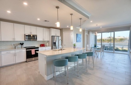 Naples Condo | Chic Coastal Apt w/Lake Views & Stunning Sunsets