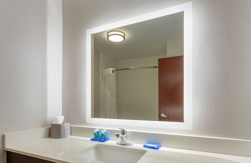 Arrowood House | Chic & Elegant Room near Starmount Shopping