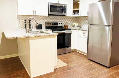 Buford Apartment | Chic Retreat Escape with Swimming Pool, Gym & Jacuzzi