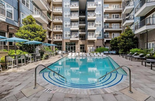 Cherry Apartment | Chic Studio - 5 Min DT, Gym, Parking, W-D - Sleeps 6