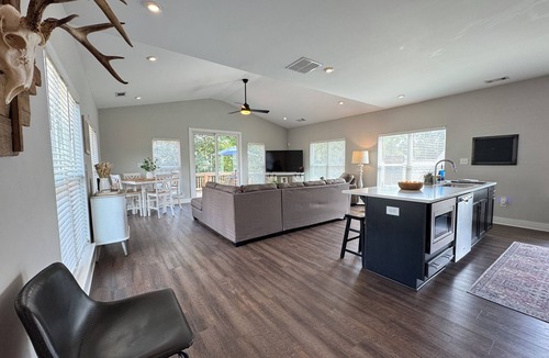 Athens House | Chicopee House ~ Your 4 bd, 3 bath, Athens Getaway 1-mile to Sanford Stadium!