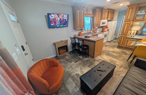 Deltona Lakes Cabin | Citrus Lodge. 70" TV.Full kitchen, Private Patio, Quiet area, 2 Car Free Parking