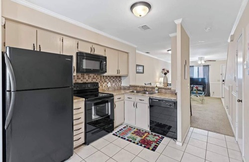 Seven Oaks Condo | City Access Retreat with Wi-Fi & 2 TVs