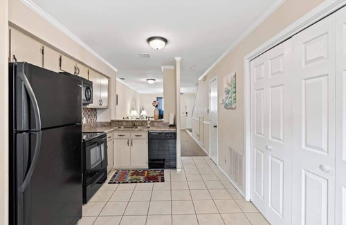 Seven Oaks Condo | City Access Retreat with Wi-Fi & 2 TVs