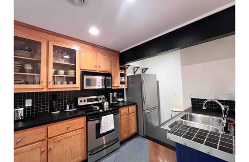 Downtown Richmond Apartment | City View Roof Top with FirePit (3A)