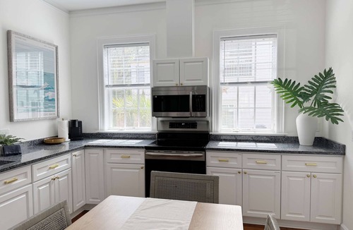 Dixon Park House | Classy 3-Story Downtown Apt - Great Location!