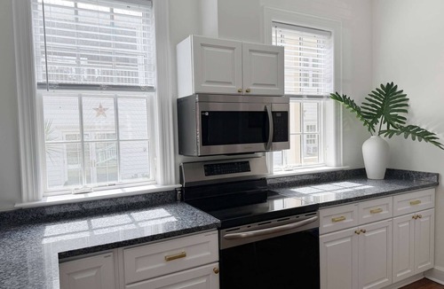 Dixon Park House | Classy 3-Story Downtown Apt - Great Location!
