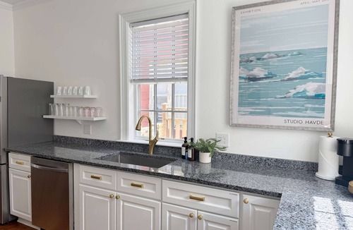 Dixon Park House | Classy 3-Story Downtown Apt - Great Location!