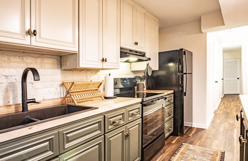 Dixon Park Apartment | Classy Mid-Century Victorian ★ Ground-Floor ★ 2 Blocks from Forsyth Park