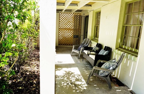 Dixon Park Apartment | Classy Mid-Century Victorian ★ Ground-Floor ★ 2 Blocks from Forsyth Park
