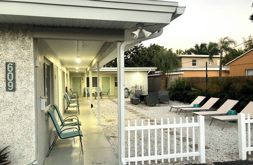 Bay Esplanade Apartment | Clearwater Beach Chic 1BR Suite in Boutique Motel just steps away from the sand