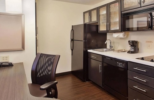 Ashley Oaks Hotel | Close to ICEARIUM! Pets are Welcome! FREE Parking, Gazebo, BBQ Facility Onsite!