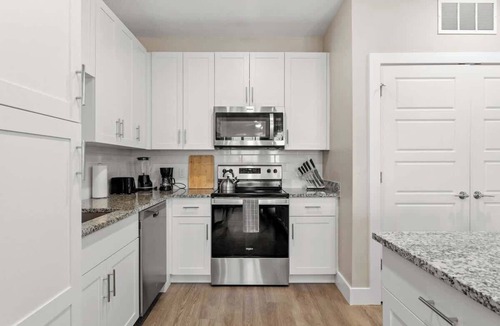 Southeast Orlando Apartment | Close to Parks Retreat with KingBed & Pet-Friendly
