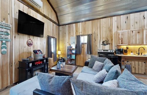 Wynnburg Apartment | Close to Reelfoot Lake! Dog-Friendly Retreat