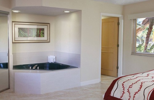 Pompano Beach Hotel | Club Wyndham Sea Gardens 1 bedroom with Jacuzzi, 1 bathroom unit on the beach