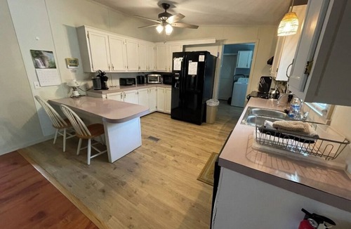 The Point House | "Coastah" GEM JACUZZI TUB FIREPIT/GRILL LG Fenced Yard Short drive to Beaches