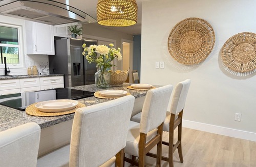 Countryside House | Coastal Bliss Getaway 3.8 Miles to Beach. Stylish & Coastal Charm Interior