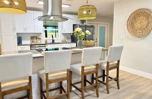 Countryside House | Coastal Bliss Getaway 3.8 Miles to Beach. Stylish & Coastal Charm Interior