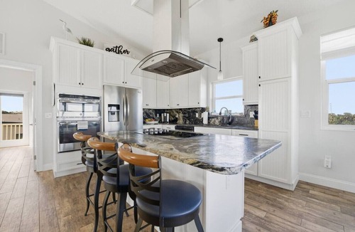 Painters Hill House | Coastal Canary - Summer at the beach + hot tub!