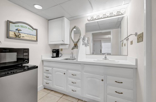 Airlie Condo | Coastal Escape: Poolside Studio Near Dining