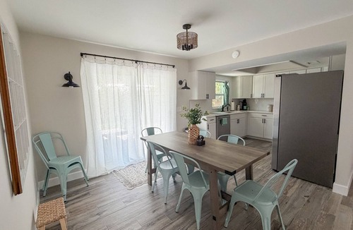 Sebastian Highlands House | Coastal Getaway 2bd-2ba 5 miles to boat ramp and Earl’s hideaway!