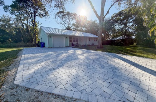 Sebastian Highlands House | Coastal Getaway 2bd-2ba 5 miles to boat ramp and Earl’s hideaway!