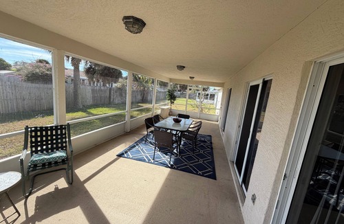 Ormond Beach House | Coastal getaway 3 bedroom- 2 min walk to beach