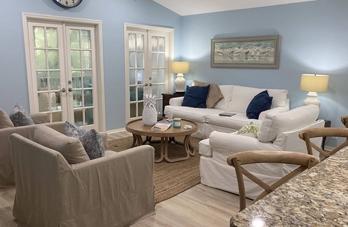 Wabasso Beach Villa | Coastal Perfect: Ocean & Oaks Tennis Villa - Walk to BEACH 🏖TENNIS🎾DOCKS🚤