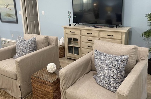 Wabasso Beach Villa | Coastal Perfect: Ocean & Oaks Tennis Villa - Walk to BEACH 🏖TENNIS🎾DOCKS🚤