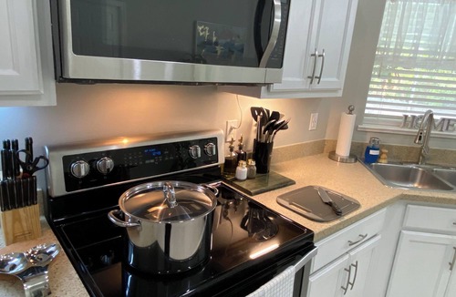 Sebastian Highlands House | Coastal Retreat: 4Br Home for families heated pool /8 min to Beaches , River