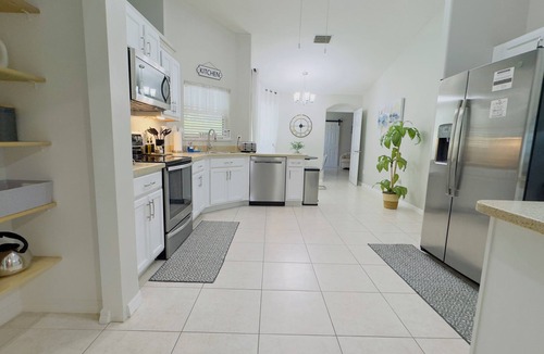 Sebastian Highlands House | Coastal Retreat: 4Br Home for families heated pool /8 min to Beaches , River