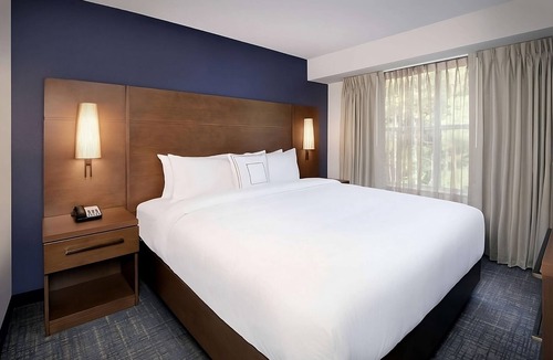 Alpharetta Hotel | Comfort and Convenience! Spacious Suite with Kitchen, Free Grab & Go Breakfast!