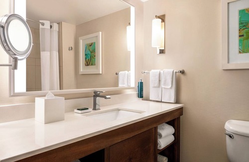 Park Shore Hotel | Comfort and Convenience! Outdoor Pool Onsite, Free Parking!