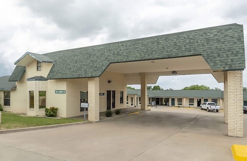 Three Rivers House | Comfort Meets Affordability! 2 Comfortable Units, Parking, Near Tip's Park!