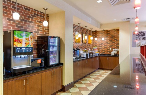 West Ashley Hotel | Comfort Suites Charleston West Ashley