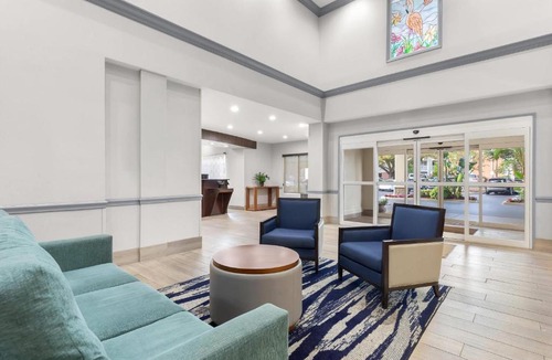 Florida Center Hotel | Comfort Suites Near Universal Orlando Resort