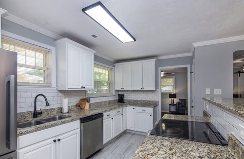 Charlotte Apartment | Comfortable 2BR for Longer Stays in The Plaza/Noda Area