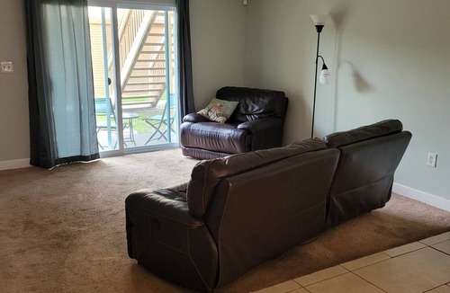 Tropic House | Comfortable centraly located home - 2-bedroom house with AC in Melbourne