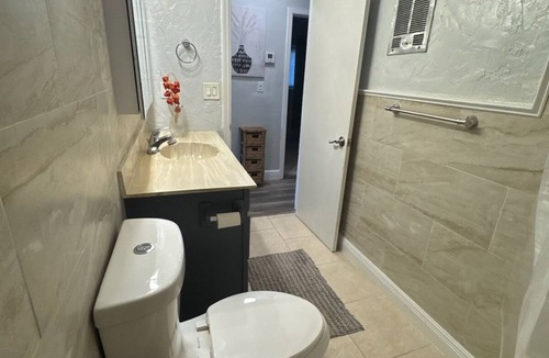 Tropic House | Comfortable centraly located home - 2-bedroom house with AC in Melbourne