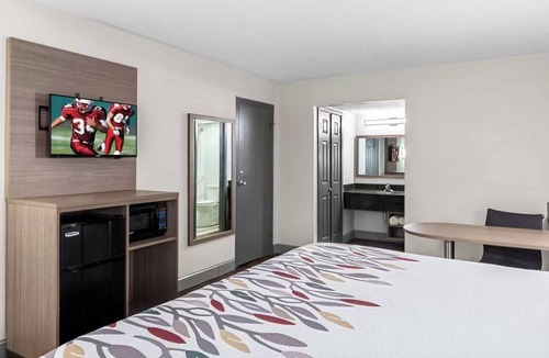 Sandston Hotel | Comfortable King Accommodation Minutes to Airport & Museum District