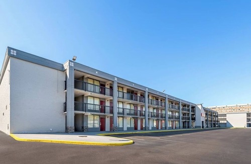 Sandston Hotel | Comfortable King Accommodation Minutes to Airport & Museum District