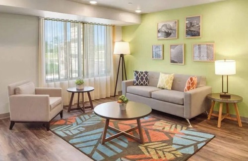 Florida Central Atlantic Coast Hotel | Comfortable Queen Room with Kitchenette – Great for Short Stay or Business Trips