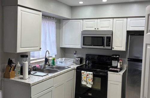 Plymouth House | Comfortable Retreat Charming 3-bedroom house with AC in Apopka awaits you