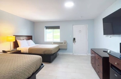Tazewell Hotel | Comfortable Room Near Scenic Areas w/Convenient Free Parking