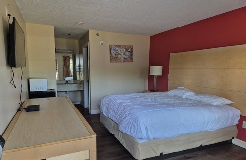 Chickamauga Hotel | Comfortable Room Minutes from Top Attractions – Gem in Chickamauga
