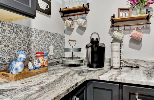 Laurens Cottage | Comfy Cottage Walking Steps From Shopping/Dining/Taproom/Spa