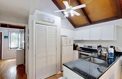 Seabrook Island House | Comfy Golf View Cottage with WiFi, a Shared Pool, Central AC, Private Washer/Dryer