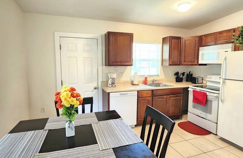 Pine Castle House | Comfy House Minutes from Airport & Near Attractions